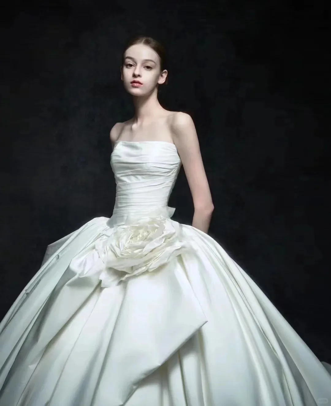 Zarif A-line düğün elbisesi Kadınlar 2024 Kolsuz Kare Yaka Illusion Geri gelin kıyafeti Sweep Tren Vestidos De Noiva